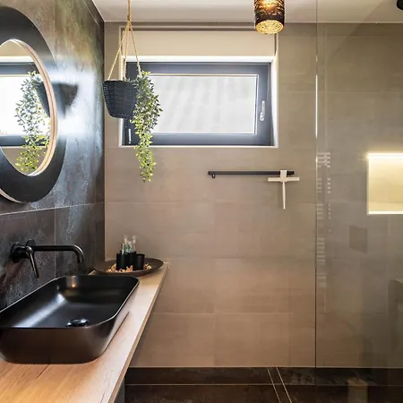 Noamio With Heated Swimming Pool & Sauna