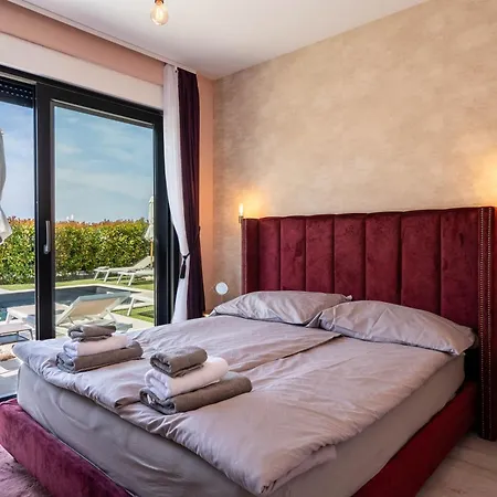 Daire Noamio With Heated Swimming Pool & Sauna